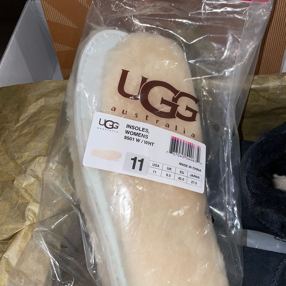 UGG Black Bailey Boots with additional Insoles - Picture 4 of 4